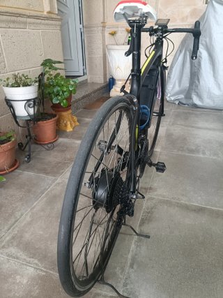 Bicicleta de carretera con motor eléctrico
