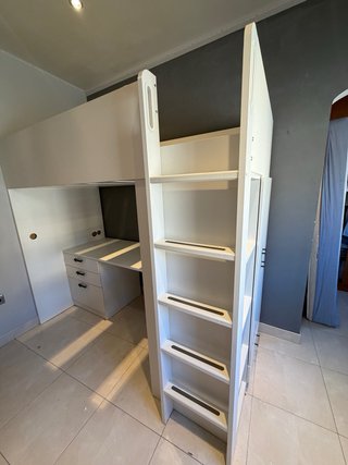 Cama alta con escritorio, armario y cajones