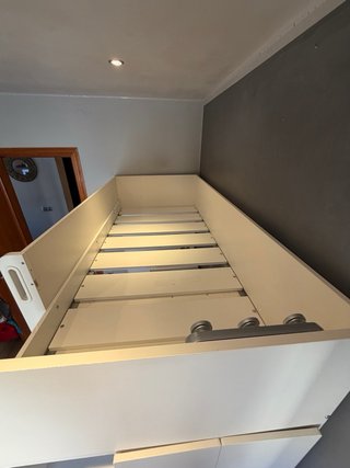 Cama alta con escritorio, armario y cajones
