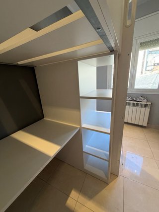 Cama alta con escritorio, armario y cajones