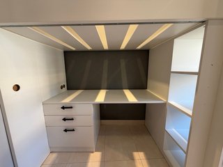 Cama alta con escritorio, armario y cajones