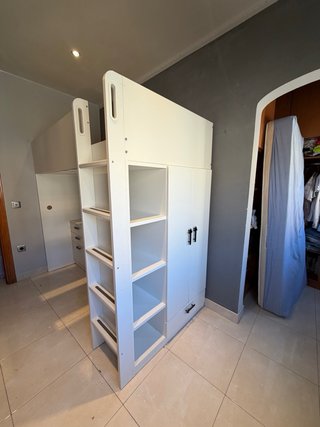Cama alta con escritorio, armario y cajones