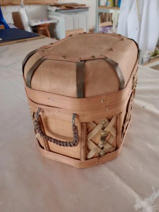 Baúl de madera con detalles metálicos