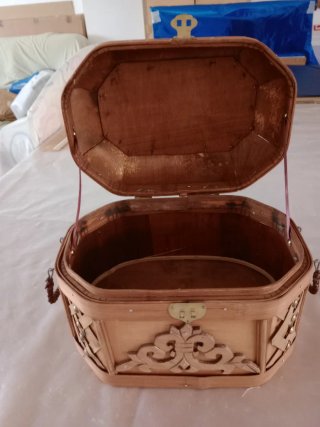 Baúl de madera con detalles metálicos