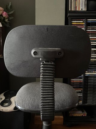 Silla de oficina gris y negra