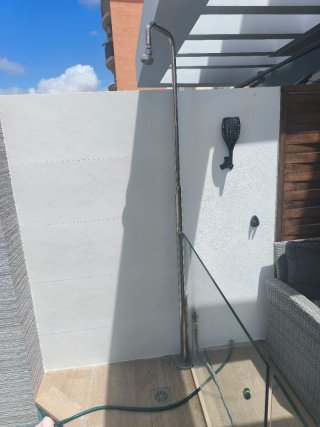 Ducha exterior de metal y cristal