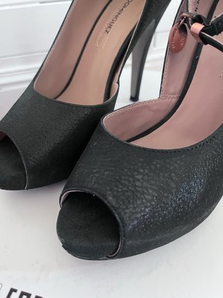 Sandalias negras brillo