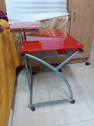 Mesa escritorio cristal rojo y metal