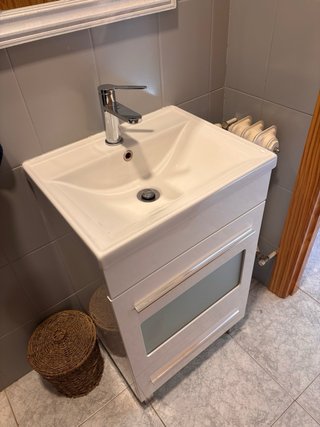 Lavabo de cerámica con grifo metálico