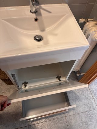 Lavabo de cerámica con grifo metálico