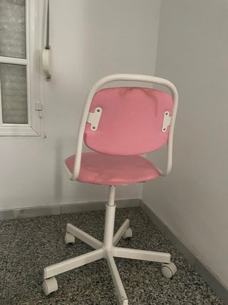 Silla de oficina rosa y blanca