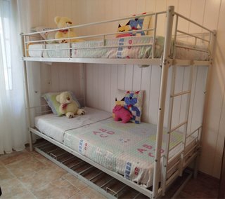 Litera metálica blanca con cama nido