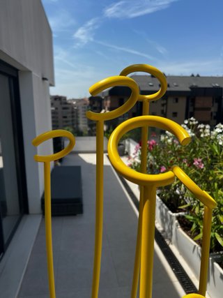 Perchero de pie moderno amarillo