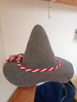 Sombrero bávaro gris con cordón rojo