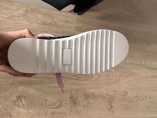 Numeris Zapatillas Negras con Cordones Rosas