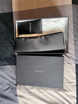 Numeris Zapatillas Negras con Cordones Rosas