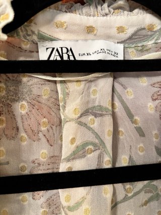 Blusa floral en color pastel con volantes.