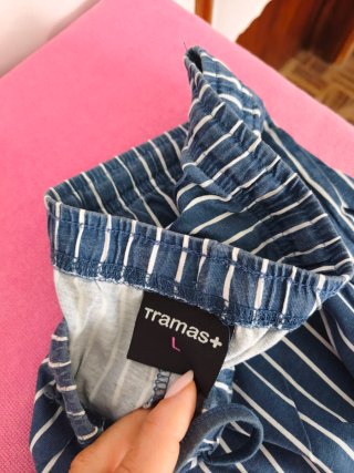 Calças de pijama azuis com riscas brancas
