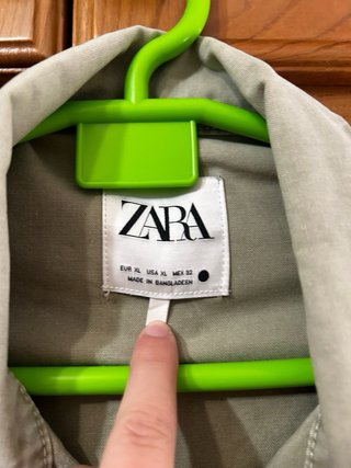 Chaqueta Zara verde oliva