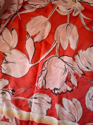 Pañuelo floral rojo y rosa