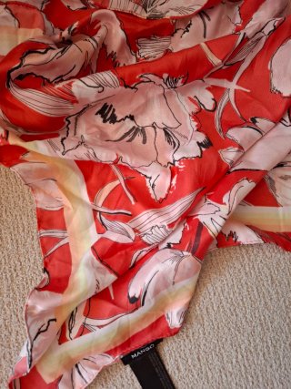 Pañuelo floral rojo y rosa