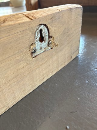 Perchero de madera tallada con ganchos