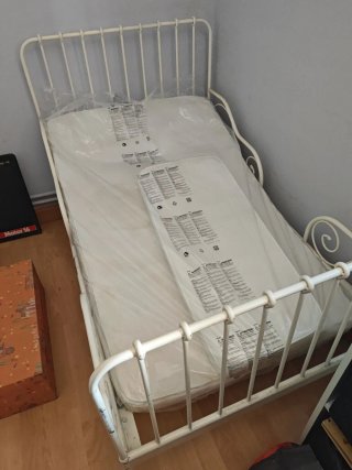 Cama individual blanca con somier y colchón
