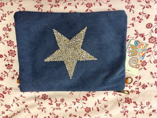 Bolso azul con estrella dorada