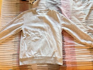 Sudadera gris básica