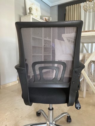 Silla de oficina negra con ruedas