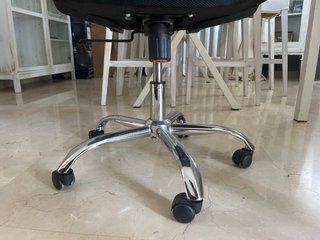 Silla de oficina negra con ruedas
