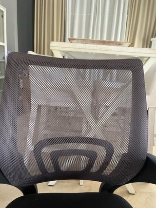 Silla de oficina negra con ruedas