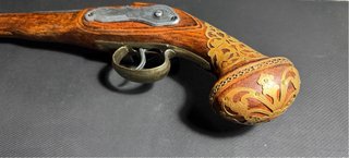 Pistola antigua decorativa