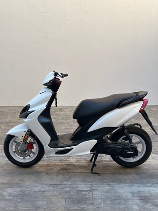 Yamaha Jog RR Scooter Blanca