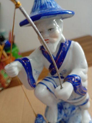 Figura Pescador Porcelana Azul Blanco