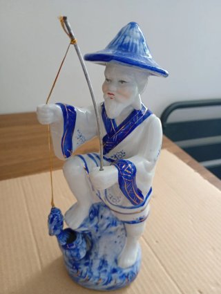 Figura Pescador Porcelana Azul Blanco