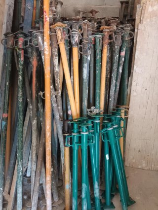 Puntales de obra metálicos