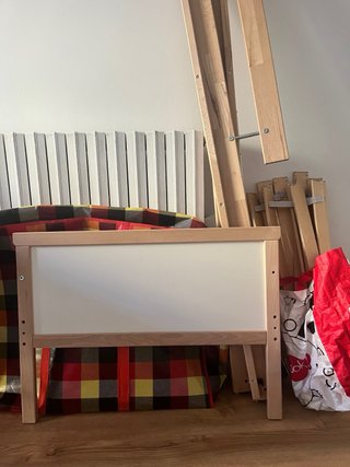 Cama infantil de madera blanca