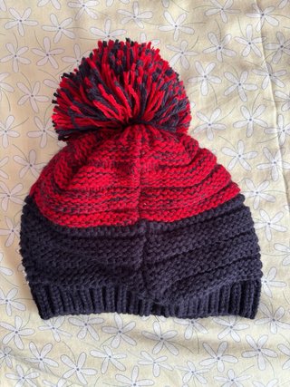 Gorro tejido azul y rojo con pompón