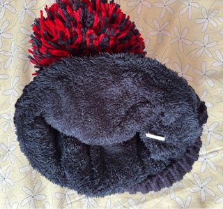 Gorro tejido azul y rojo con pompón