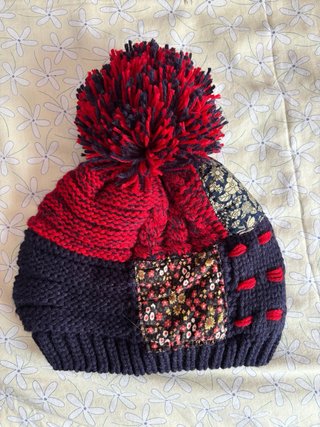 Gorro tejido azul y rojo con pompón