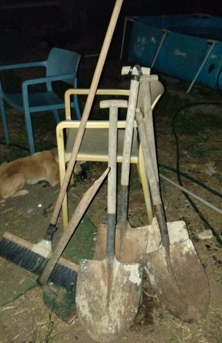 Pala, azada y escoba