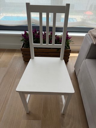 Silla de madera blanca