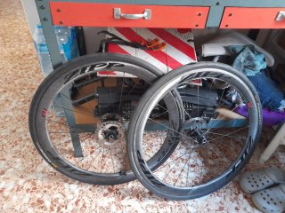 Ruedas Zipp Carbono 302  son de cuberta