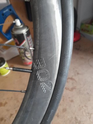 Ruedas Zipp Carbono 302  son de cuberta