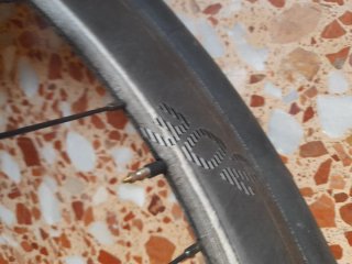 Ruedas Zipp Carbono 302  son de cuberta