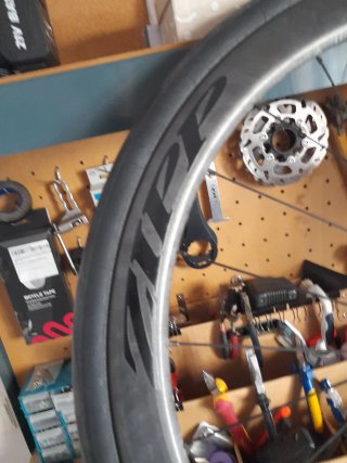 Ruedas Zipp Carbono 302  son de cuberta