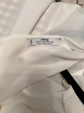 Camisa Mango blanca. Escote trasero con volantes.