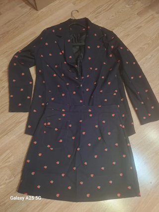 Traje Chaqueta y Falda Estampado Fresas