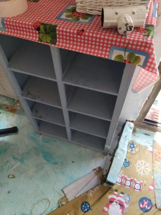 Estantería de madera azul